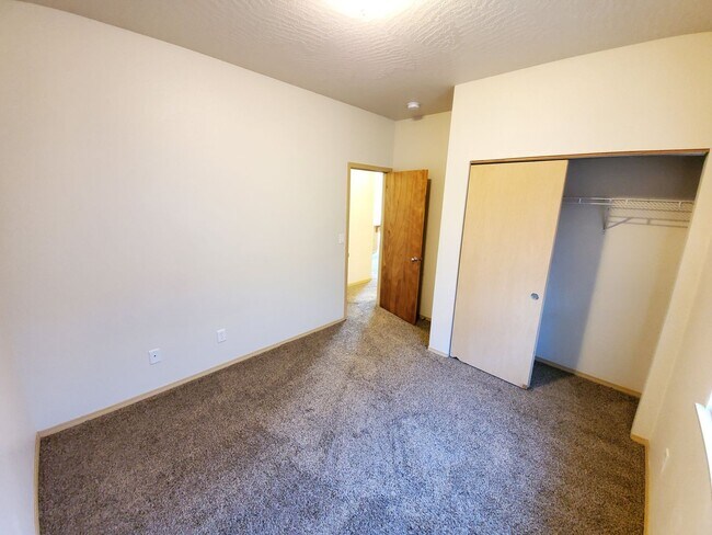 Building Photo - Small Dogs Welcome! 3 Bedroom, 2 Bathroom ...