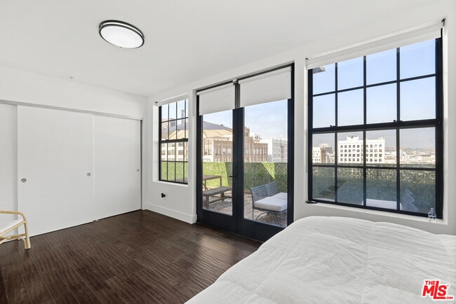 Building Photo - 746 S Los Angeles St