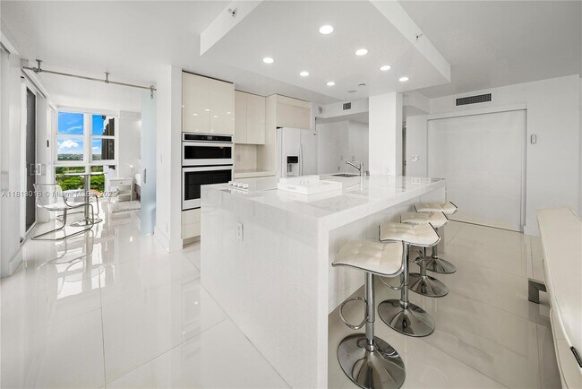 Building Photo - 2555 Collins Ave