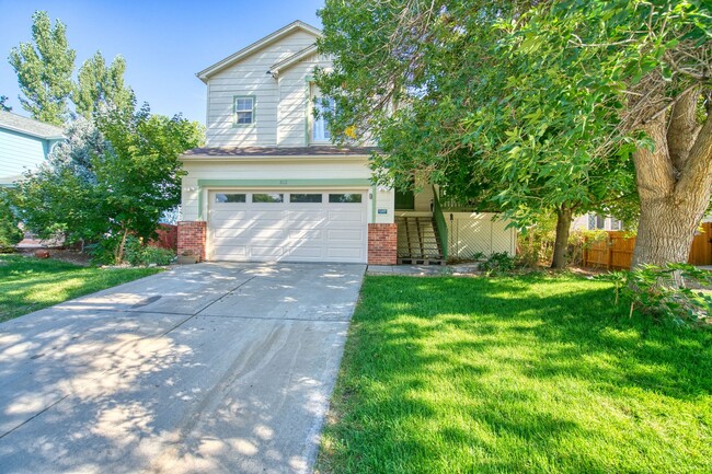 Primary Photo - Spacious Home with Fenced Yard and Washer/...