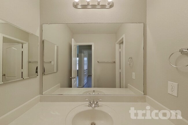 Building Photo - 522 Golden Bell Dr