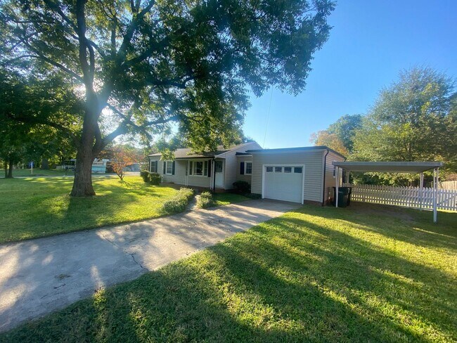 Building Photo - Nice 2 bedroom 1 bathroom home very close to I-85 and HWY 73