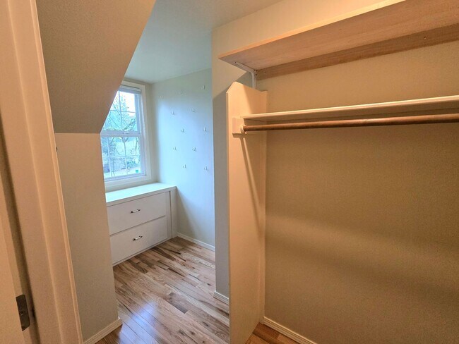 Building Photo - 5 Bedroom 4 Bathroom Home in Woodinville