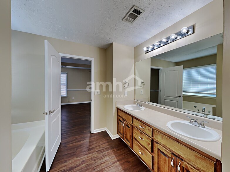 Building Photo - 2385 Braelin Loop