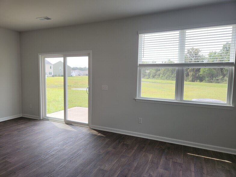 Building Photo - 321 Bluebell Way