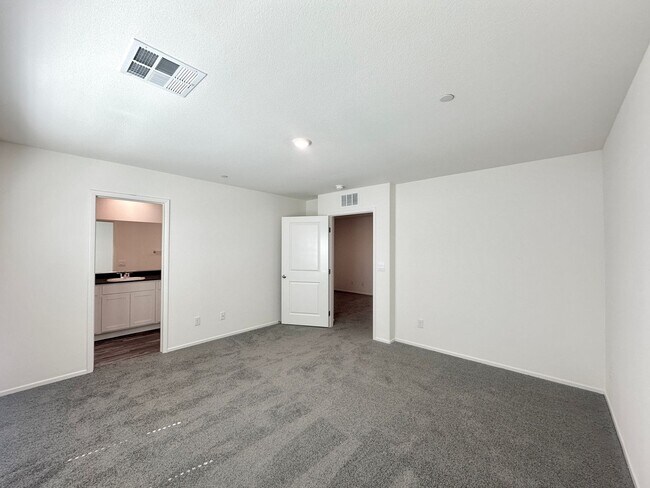 Building Photo - Decatur & Serene