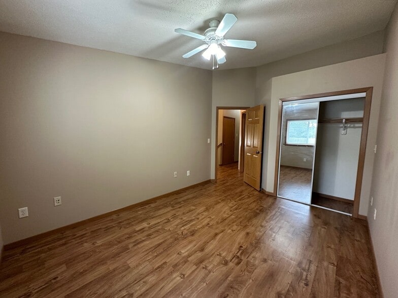 Building Photo - 1521 6th St E