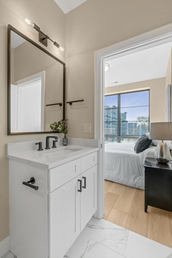 Building Photo - 1646 W Belmont Ave