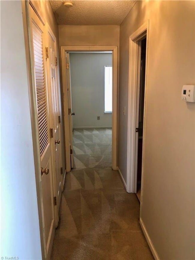 Building Photo - Coming soon ! 2 BED/ 1 BATH