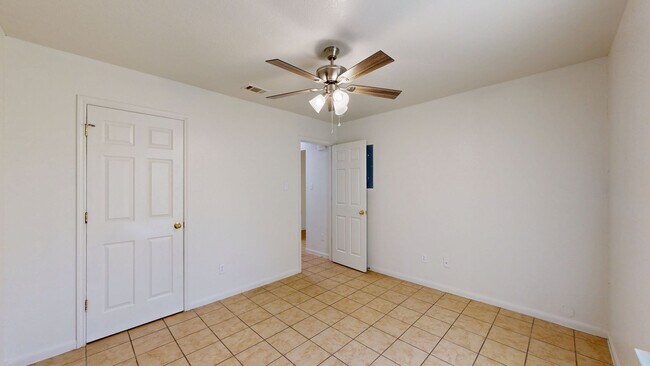 Building Photo - $950 + 2 WEEKS FREE RENT!!!