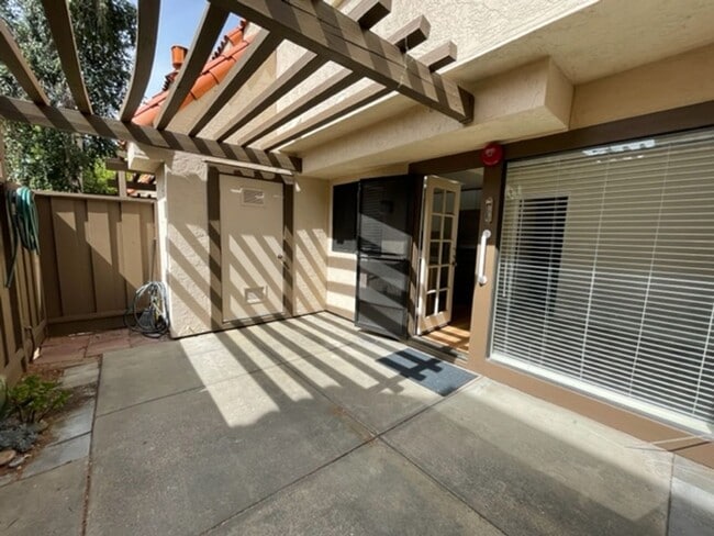 Building Photo - Nicely updated 3 bedroom, 2 bath 2 story t...