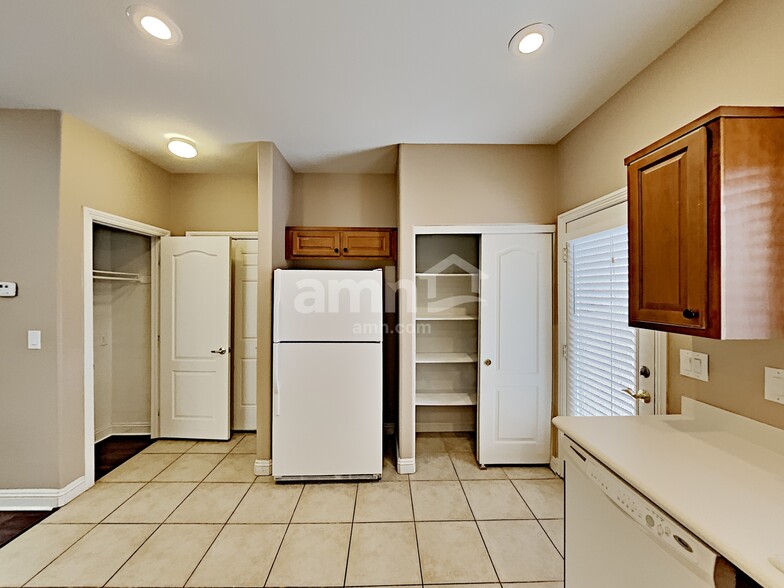 Building Photo - 8813 Red Fox Dr