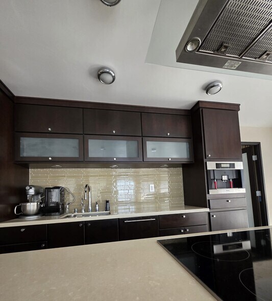 Kitchen - 800 W 1st St