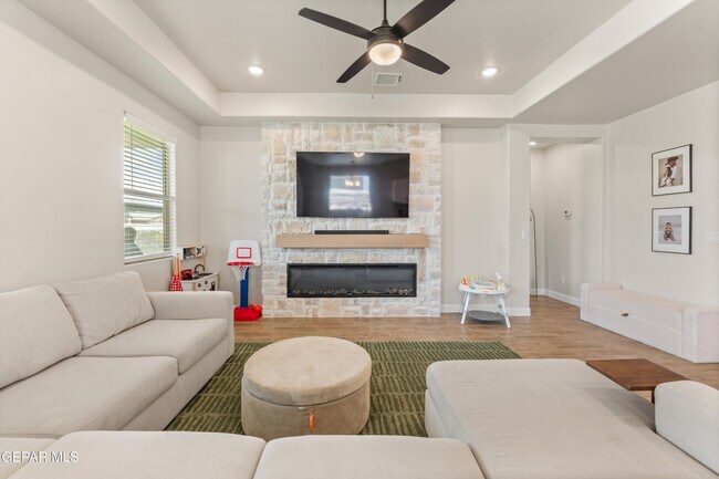 Building Photo - 828 Paseo Solar Dr
