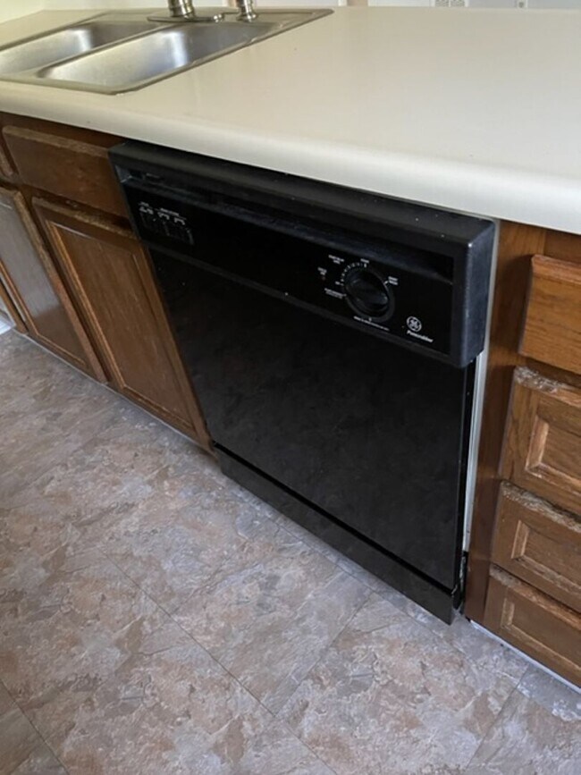 Building Photo - West Knoxville!  Short or long term lease options available .  2 bedroom with additional large bo...