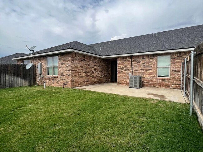 Building Photo - Beautiful 2 bed/2 bath/2 car garage Townhome!