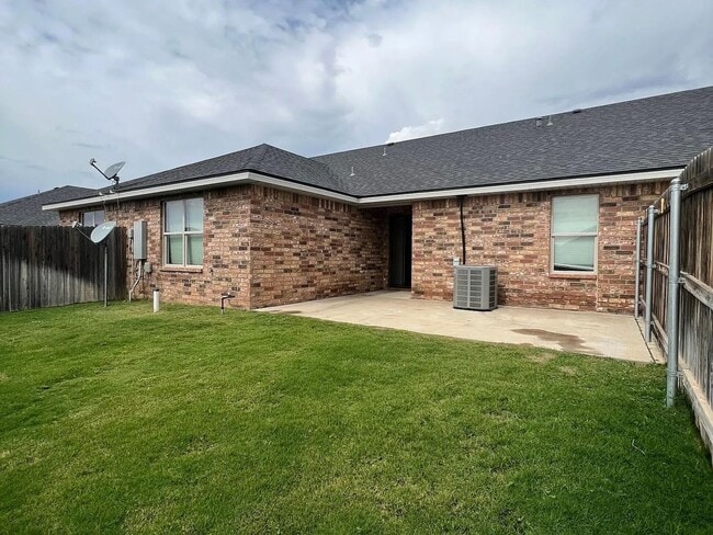 Building Photo - Gorgeous 3 Bed | 2 Bath | 2 Car Garage Now Preleasing for August 2026!