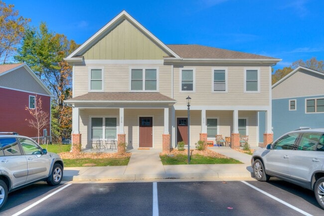 Building Photo - Uptown Village- 3 BR 3.5 Bath Townhome