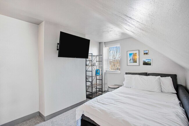 Building Photo - Fully Furnished 3 Bedroom Townhome in Central Lawrenceville