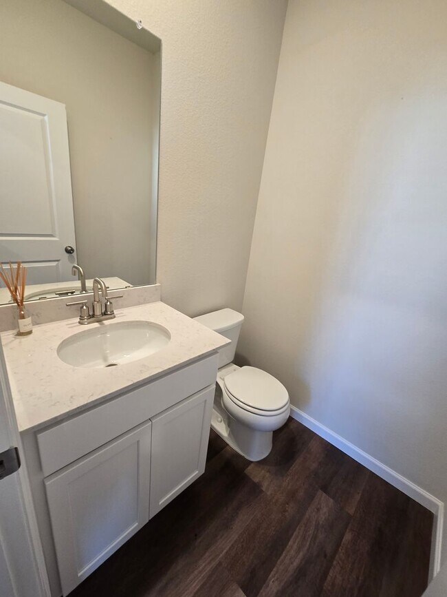 Building Photo - Like new 3 bedroom 2.5 bath with loft