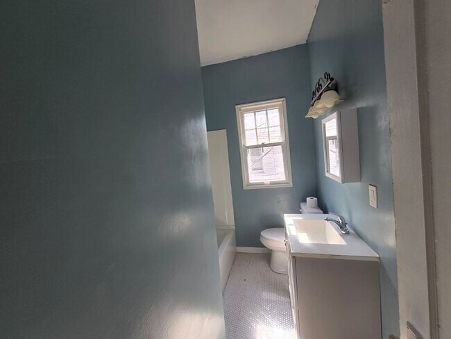 Building Photo - Charming Historic 2BR Apartment with Garag...