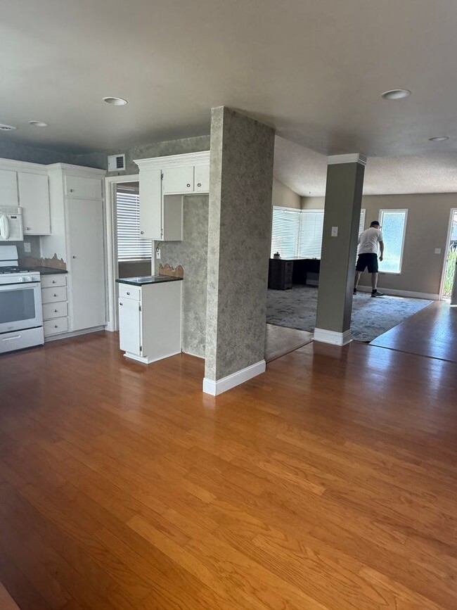 Building Photo - New Photos! Lovely One Level home in Valen...