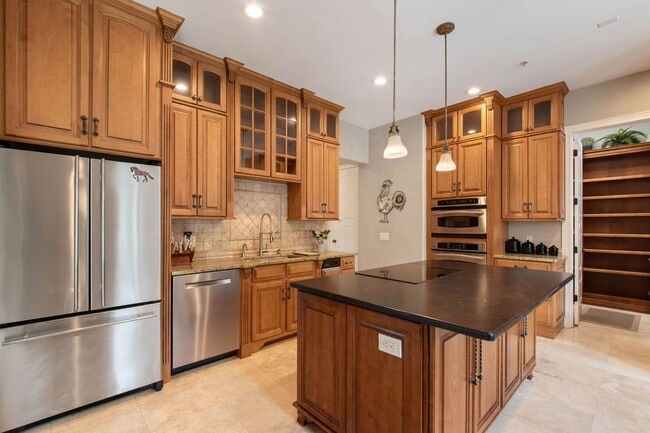 Building Photo - Luxury Rental Available