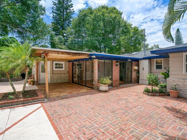 Building Photo - 1127 S Osprey Ave