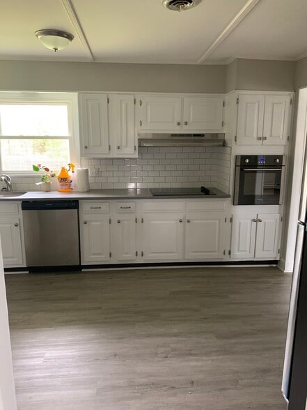 Kitchen - 10804 Coffman Ave