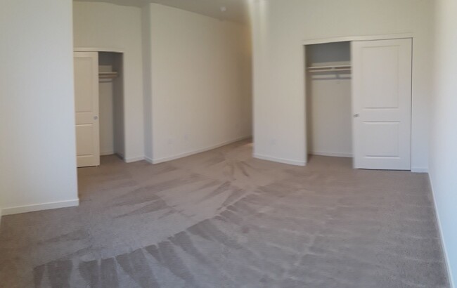 Building Photo - Townhome with garage and double en-suite!