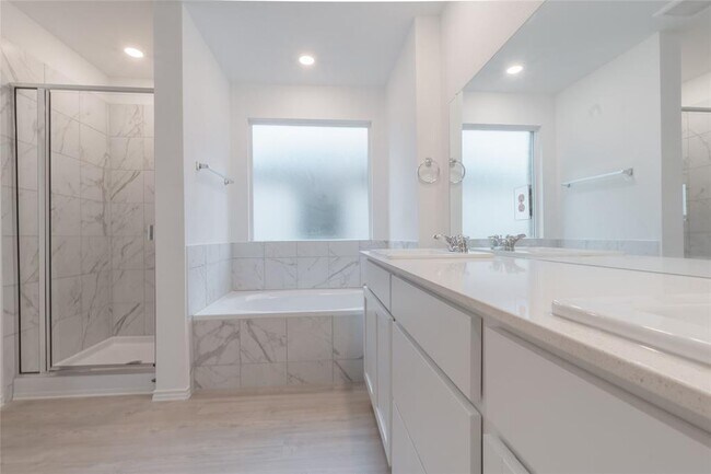 Building Photo - 368 Keefer