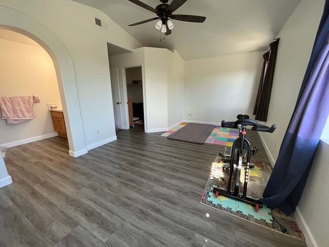 Building Photo - Bright 2-Bedroom Home in Gated Mira Mesa C...