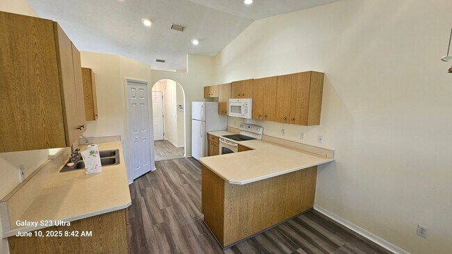 Building Photo - Charming 3 Bedroom, 2 Bath, 2 Car Garage H...