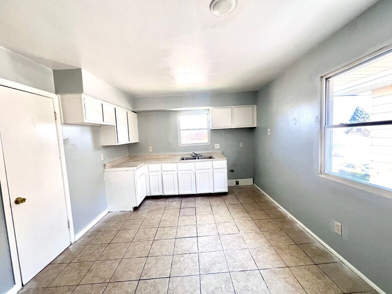 Primary Photo - 5750 N 65th St