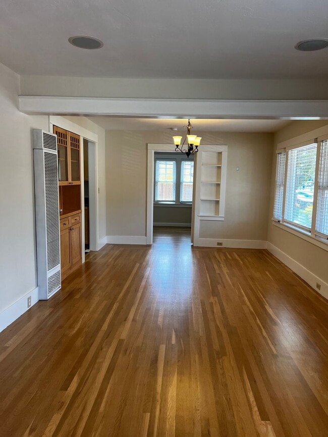 Building Photo - ** MOVE IN SPECIAL $500 OFF THE FIRST MONT...