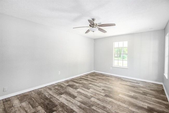Building Photo - 385 W Bolivar St