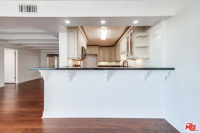 Building Photo - 435 N Oakhurst Dr