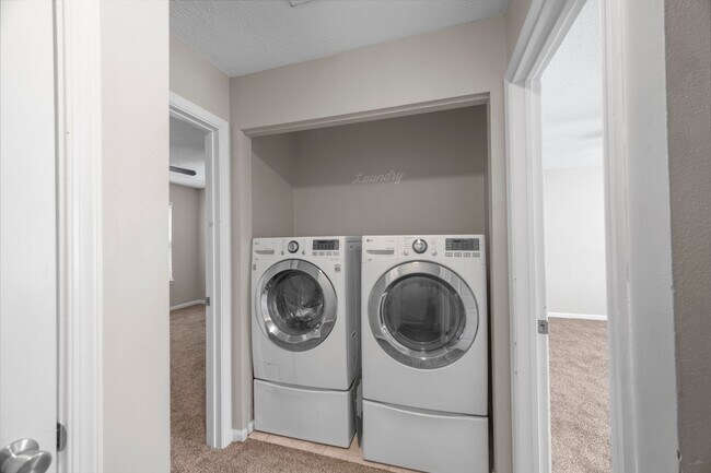 Building Photo - 2 Bed | 1.5 Bath | Private Backyard | Prim...