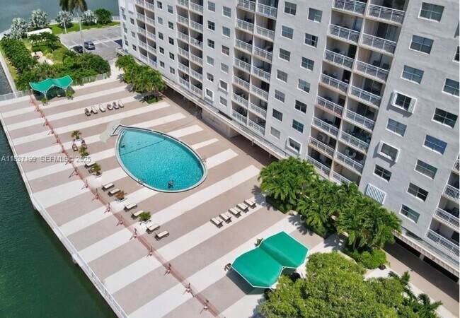 Building Photo - 400 Kings Point Dr