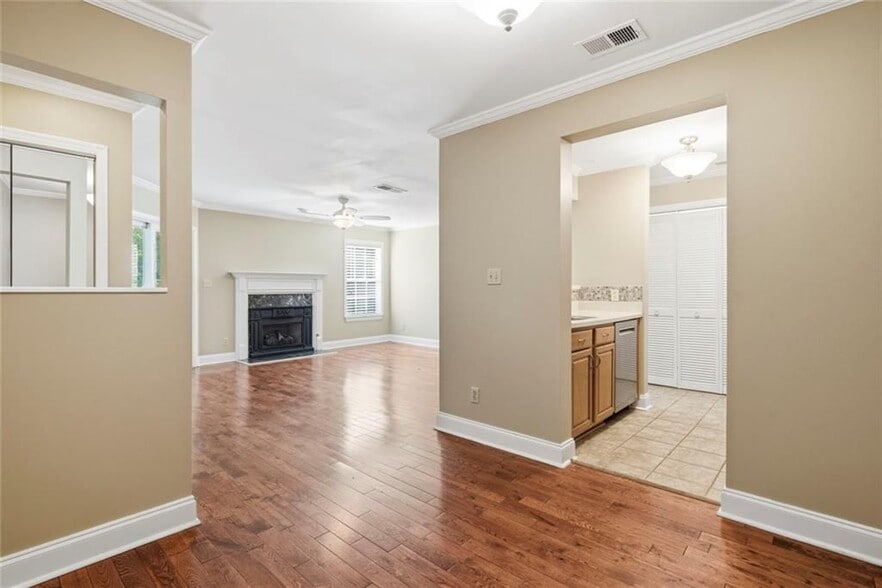 Building Photo - 728 Ridgefield Dr