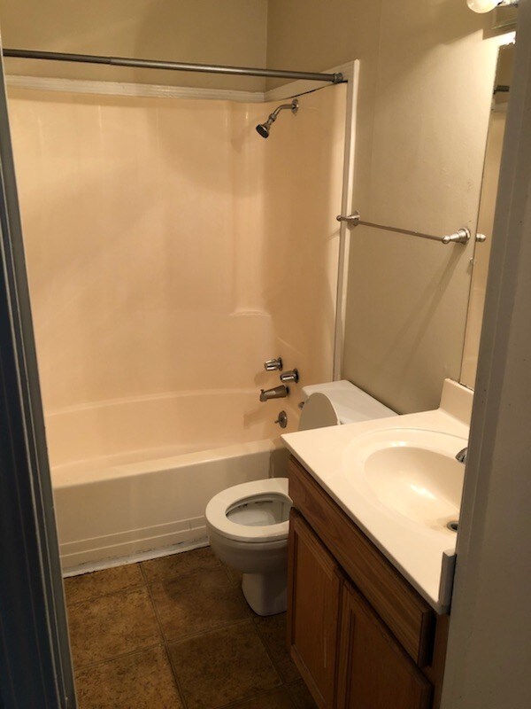 Building Photo - 2231 Forest Lake Dr