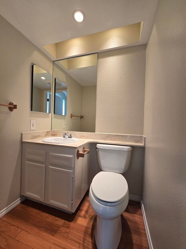 Building Photo - Spacious 2BD/2.5BA Town Home near Universi...