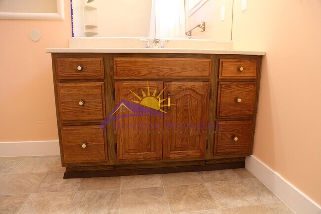 Building Photo - Unique 3 Bed 2 Bath + 2 bonus rooms 1,639 ...