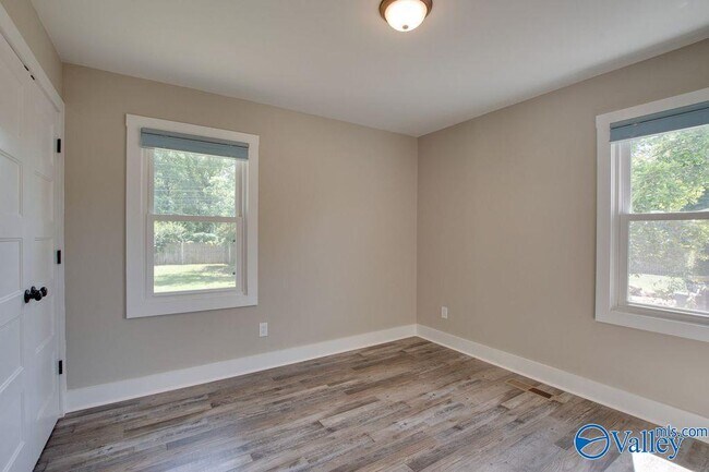 Building Photo - 213 Drake Ave SW