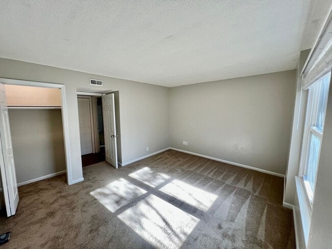 Building Photo - 2 Bedroom Condo in Charlotte