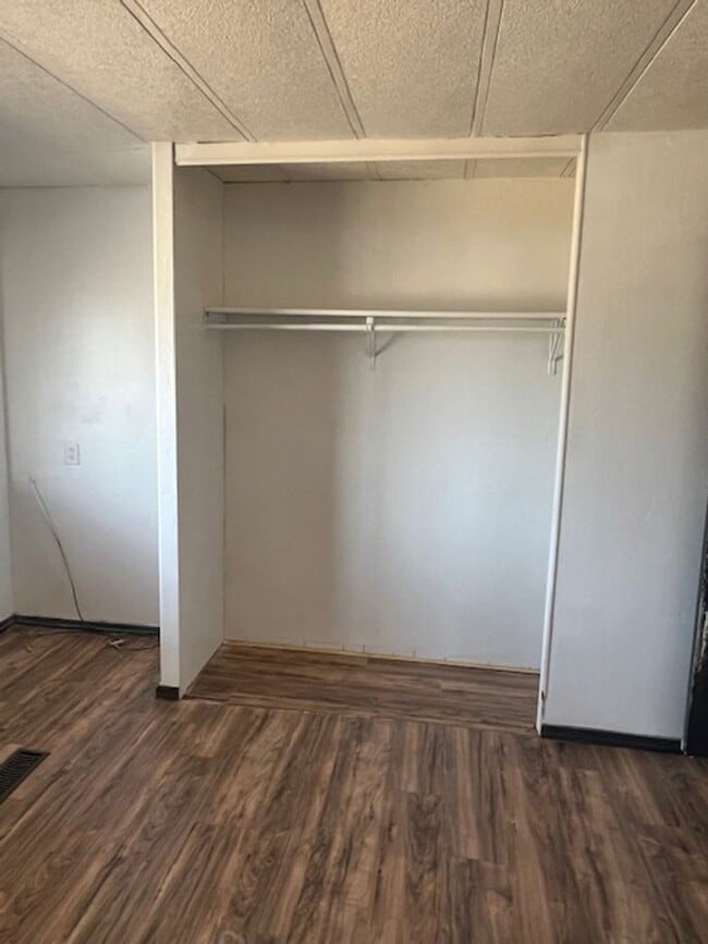Building Photo - Cozy 2 Bedroom