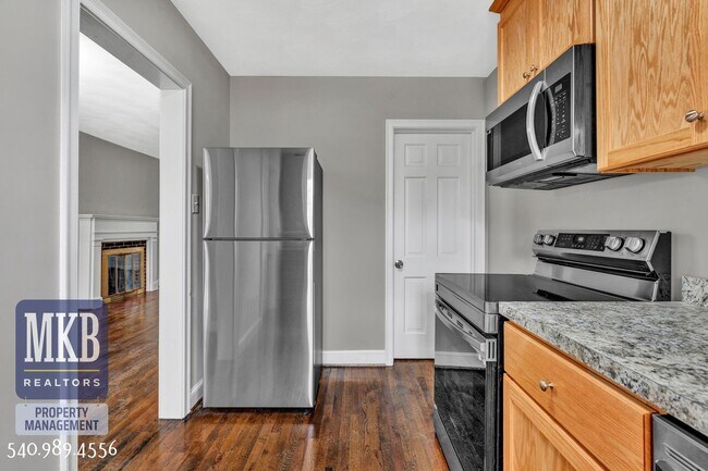 Building Photo - Beautiful 2 Bedroom, 1 Bath Duplex in SW Roanoke City