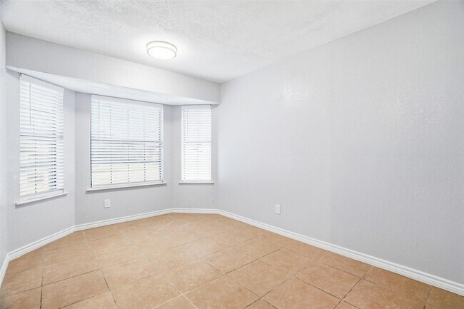 Building Photo - 416 Colonial Pl