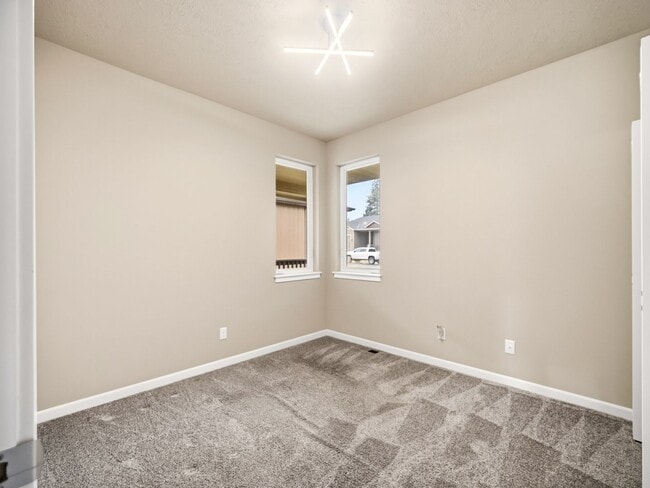 Building Photo - Spacious 5-Bedroom Home with Private Yard & Parking in Spokane