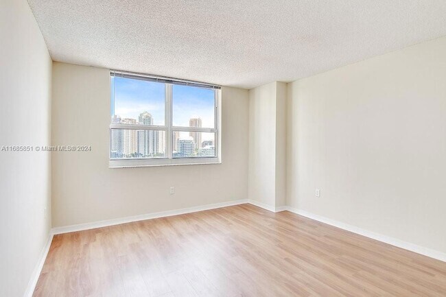 Building Photo - 1111 Brickell Bay Dr